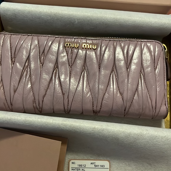 EUC MIU MIU matelasse women’s wallet - Picture 2 of 12